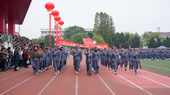8.翻越夹金山