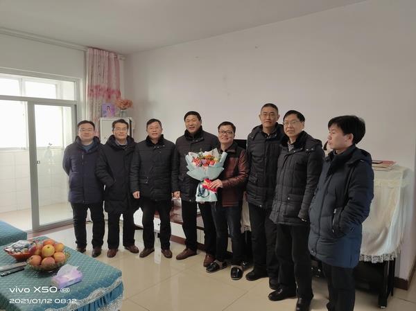 毛坦厂中学党政班子慰问援疆教师