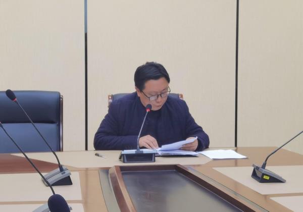 毛坦厂中学党委书记,校长余存宝对各部门各年级的工作计划作了总结,并