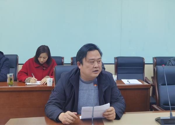 毛坦厂中学党委书记,校长余存宝对各部门各年级的工作计划作了总结,并