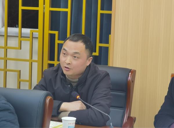 毛坦厂中学党委书记,校长余存宝对各部门各年级的工作计划作了总结,并