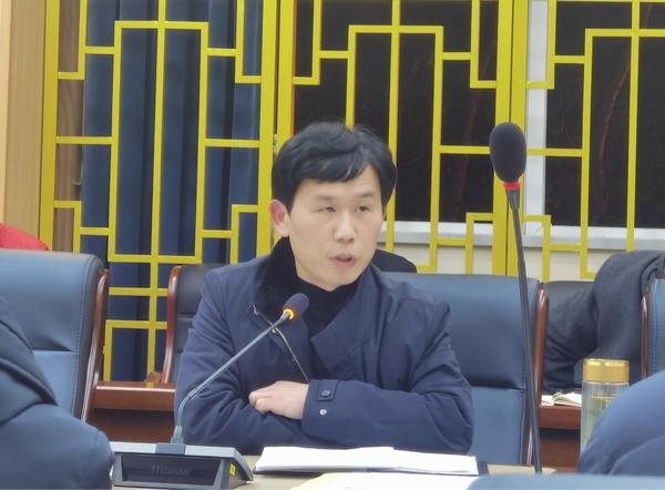 毛坦厂中学党委书记,校长余存宝对各部门各年级的工作计划作了总结,并