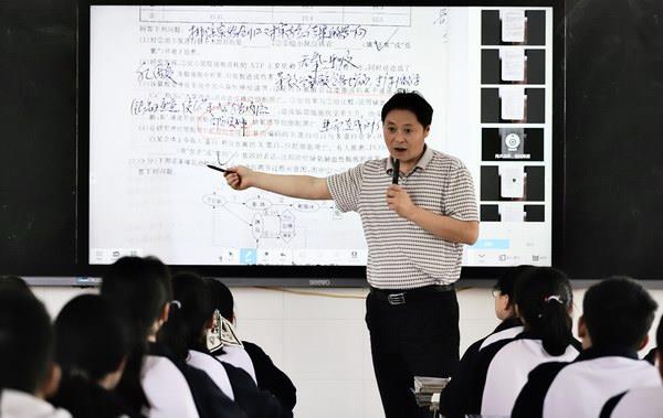 毛坦厂中学智慧课堂全覆盖开启教学新篇章
